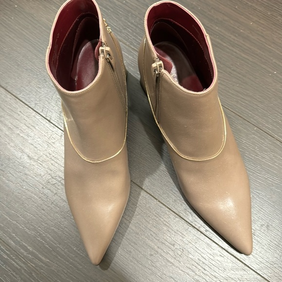 Charles & Keith Boots with attachable chains - Picture 2 of 7